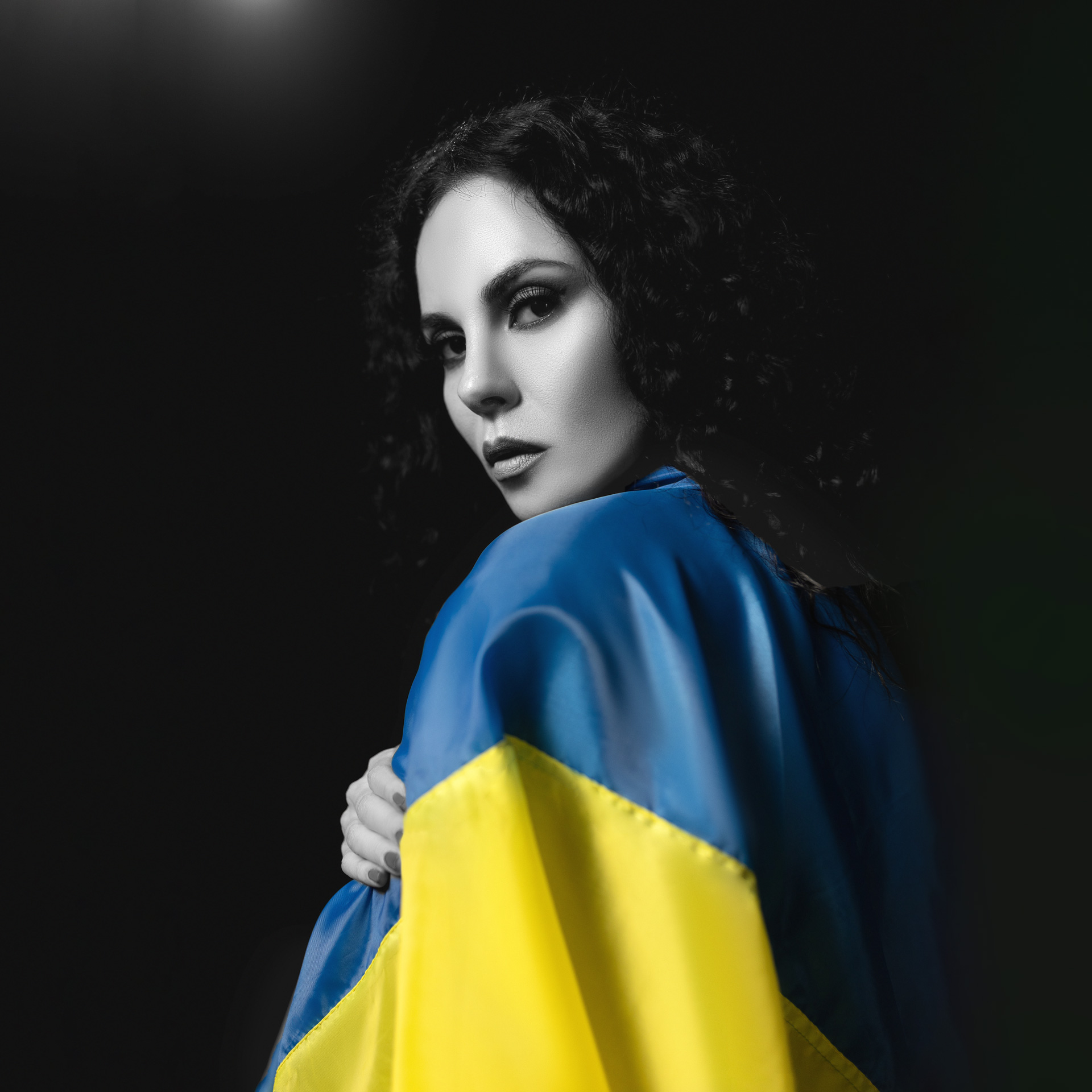 NK звернулася до світу з новою піснею “You crying” аби закликати не замовчувати жорстокість в Україні